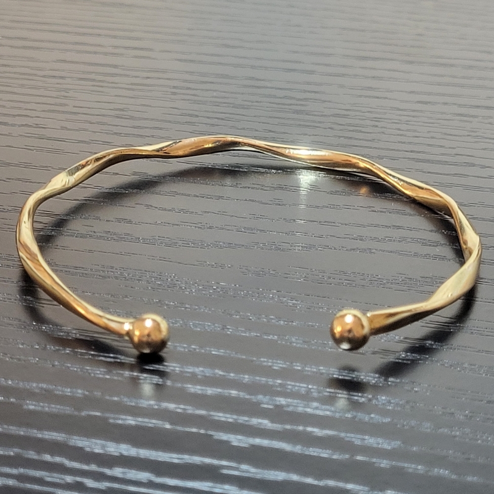 Women’s Twisted Bracelet Bangle Gold Tone Wavy‎ Bracelet & Earring Gift Set NWOT - Picture 3 of 9